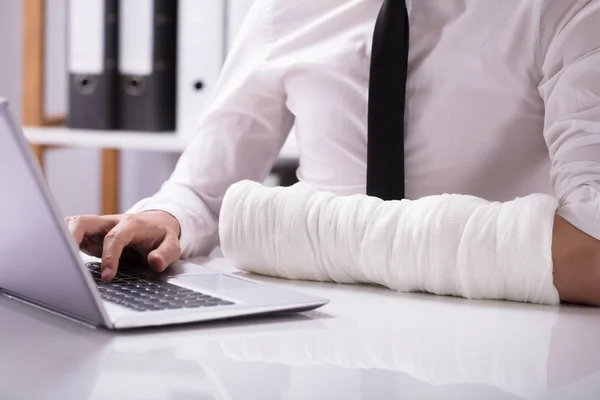 Egy Ember Használ Laptop Desk Alatt Törött Kézzel Részlete — Stock Fotó