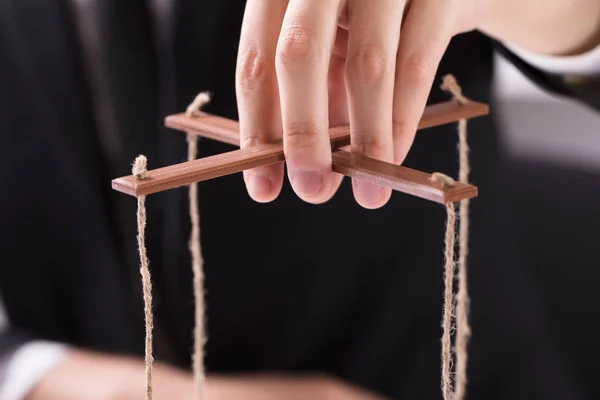 Close Mão Empresário Manipulando Marionete Com Cordas — Fotografia de Stock