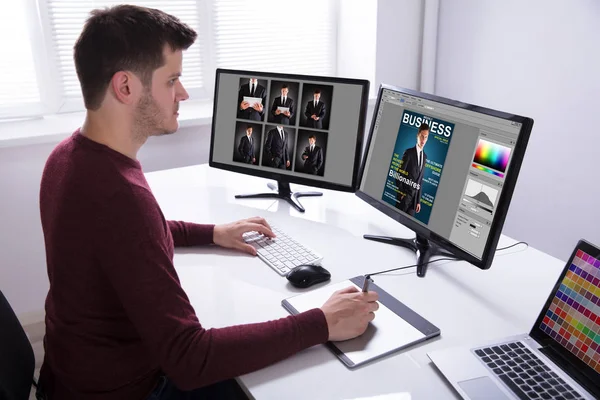 Sidovy Ung Manlig Designer Ritning Ritplatta Medan Arbetar Dator — Stockfoto