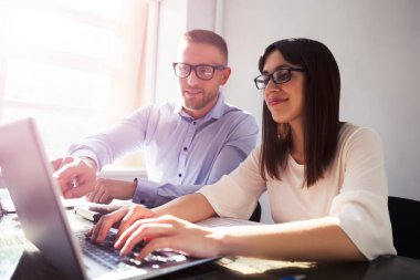 İki mutlu ofis dizüstü işyerinde kullanma