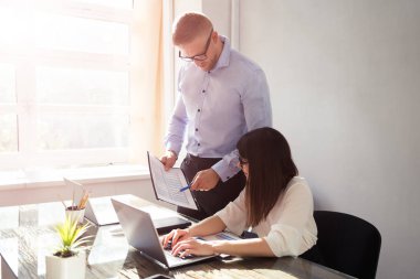 İşyerinde kadın onun ortağı belge gösterilen genç işadamı