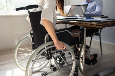 Engelli işkadını tekerlekli Laptop ile resepsiyon üzerinde oturan
