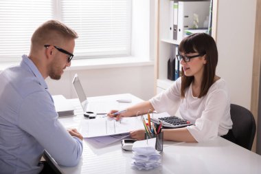 Genç Finansal Danışman, İşyerindeki Müşterisiyle Faturayı Tartışıyor