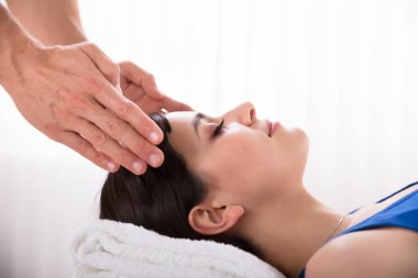Reiki tedavi Spa genç kadın performans terapistin el Close-up