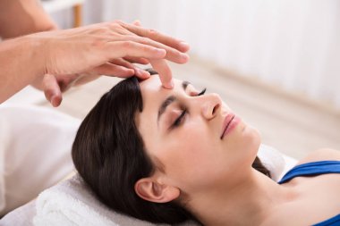 Reiki tedavi Spa merkezinde sakin bir genç kadının yakın çekim
