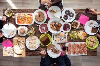 Genç arkadaşlar birlikte yemeğe yüksek açılı görünüş