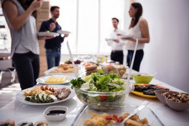 Yakın çekim partisinde masada lezzetli taze yiyecek