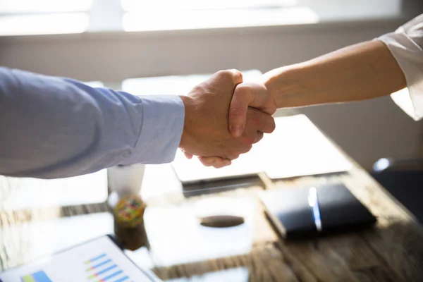 Nahaufnahme Zweier Geschäftspartner Beim Händeschütteln Über Den Schreibtisch Büro — Stockfoto