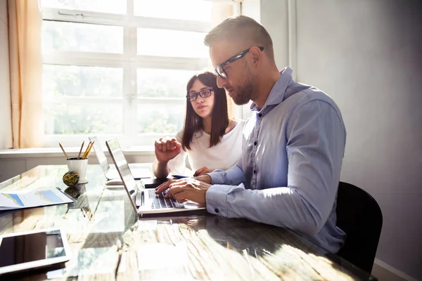 Deux Jeunes Hommes Affaires Travaillant Sur Ordinateur Portable Bureau — Photo