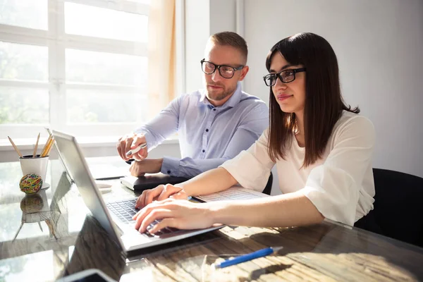 Dos Empresarios Felices Usando Ordenador Portátil Lugar Trabajo — Foto de Stock