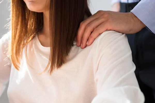 Geschäftsmann Belästigt Weibliche Kollegin Sexuell Indem Ihre Schulter Berührt — Stockfoto