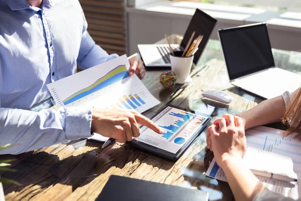 Twee Zakenmensen Het Analyseren Van Grafiek Digitale Tablet Houten Bureau — Stockfoto