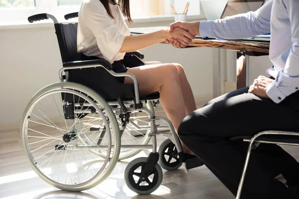 Empresária Cadeira Rodas Apertando Mãos Com Seu Colega Escritório — Fotografia de Stock
