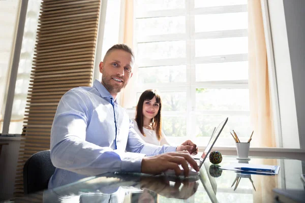 Retrato Dos Empresarios Felices Usando Ordenador Portátil Lugar Trabajo — Foto de Stock