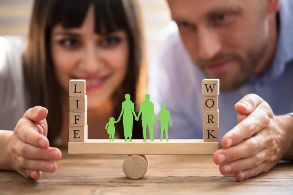 Gelukkige Paar Beschermen Evenwicht Tussen Werk Leven Met Familie Papier — Stockfoto