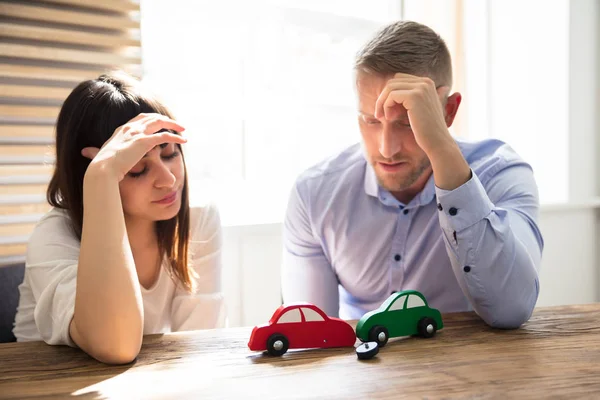 Upset Young Couple Looking Red Green Colored Car Crash Wooden — Stock Photo, Image