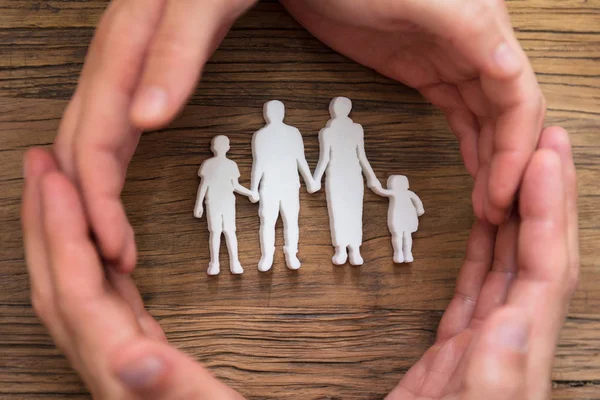Förhöjda Utsikt Över Parets Hand Skyddar Familjen Siffror Över Trä — Stockfoto