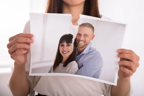 Närbild Kvinnas Hand Riva Foto Lyckliga Paret — Stockfoto