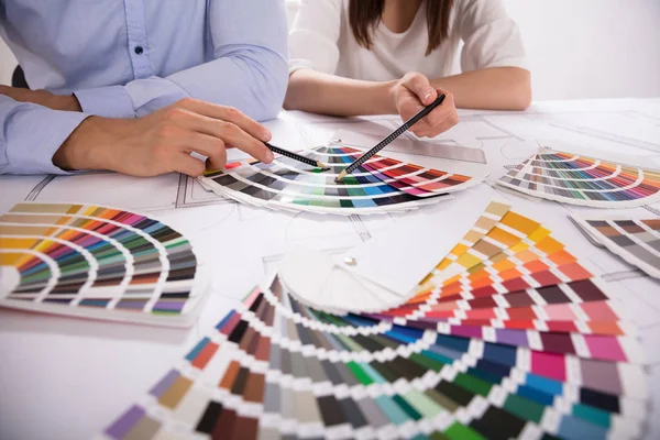Mano Dos Arquitectos Elige Color Varias Muestras Coloridas Sobre Plano — Foto de Stock