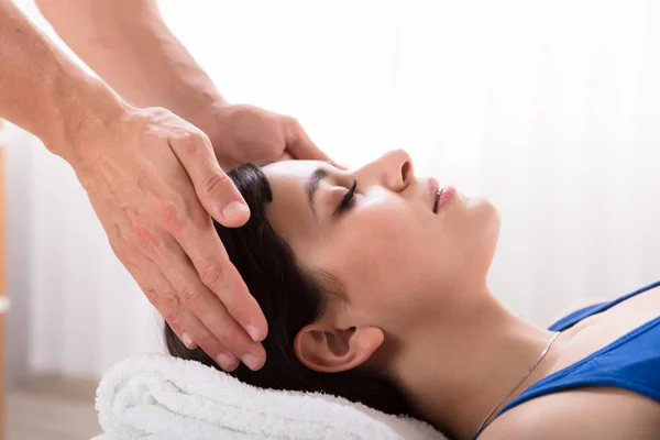 Primer Plano Del Tratamiento Reiki Mano Del Terapeuta Mujer Joven — Foto de Stock