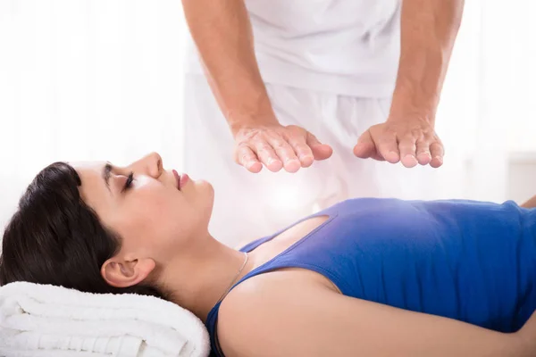 Närbild Avslappnad Ung Kvinna Med Reiki Healing Behandling — Stockfoto