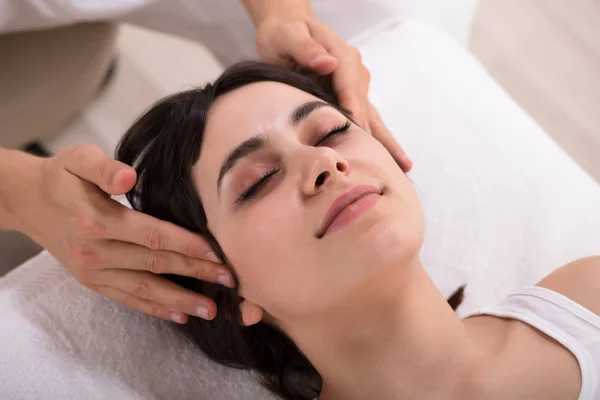 Entspannte Junge Frau Erhält Akupunktur Behandlung Beauty Spa — Stockfoto