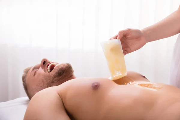 Nahaufnahme Der Hand Der Kosmetikerin Beim Wachsen Der Männerbrust Wellnessbereich — Stockfoto