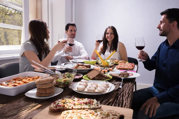 Sonrientes Jóvenes Amigos Disfrutando Comida Con Copa Vino Restaurante —  Fotos de Stock