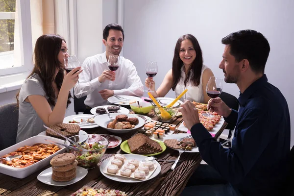 Sonrientes Jóvenes Amigos Disfrutando Comida Con Copa Vino Restaurante —  Fotos de Stock