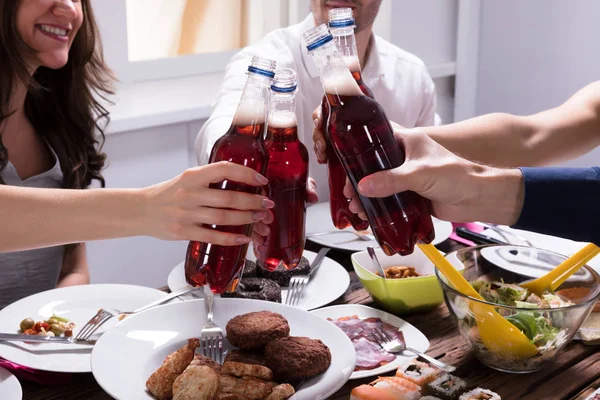 Limonata Içki Şişesiyle Kutluyor Mutlu Genç Arkadaş Grubu — Stok fotoğraf