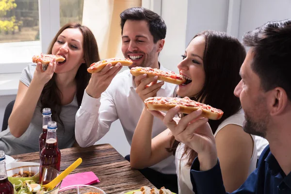 Portret Szczęśliwy Młodych Przyjaciół Jedzenie Pyszne Świeże Bruschetta — Zdjęcie stockowe