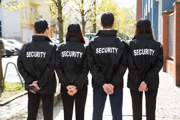 Vista Trasera Guardias Seguridad Con Las Manos Detrás Espalda Pie — Foto de Stock