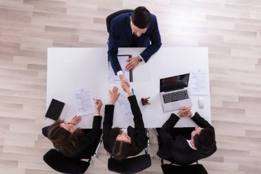 İşyerinde erkek aday mülakat iş adamları yüksek açılı görünüş