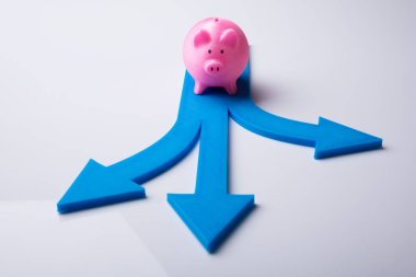 Pembe servet ve çeşitli Yön gösteren mavi ok işaretleri yükseltilmiş görünümü