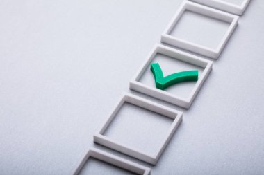 Yeşil onay işareti onay kutusunu, yükseltilmiş görünümü gri arka plan üzerinde