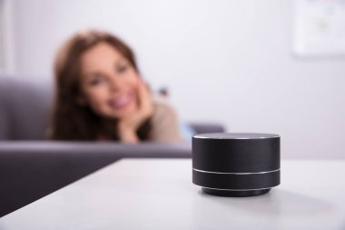 Kadın mobilya siyah kablosuz hoparlör dinleme