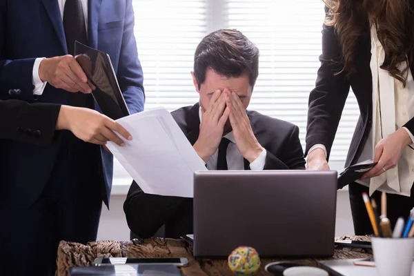 Benadrukt Zakenman Zitten Kantoor Omgeven Door Ondernemers — Stockfoto