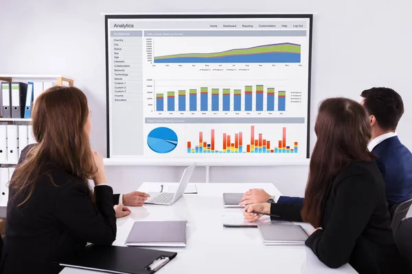 Businesspeople Looking Graphs Projector Office — Stock Photo, Image