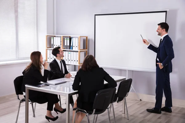 Jonge Zakenman Presentatie Geeft Aan Zijn Collega Vergadering — Stockfoto