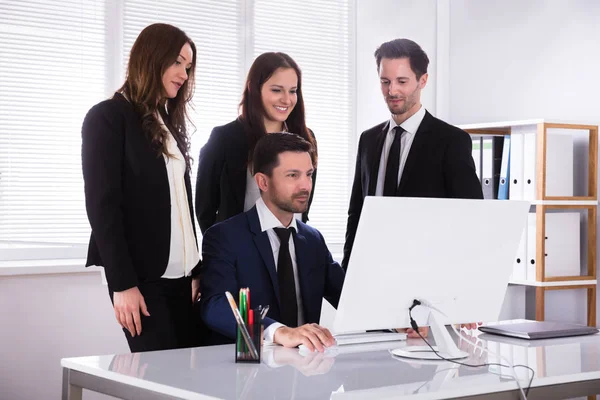 Grupo Jóvenes Empresarios Mirando Pantalla Computadora Lugar Trabajo —  Fotos de Stock