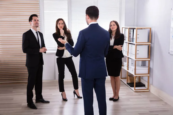 Manager Met Zijn Jonge Collega Met Discussie Werkplek — Stockfoto