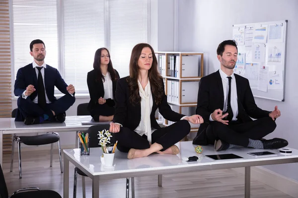 Jeunes Gens Affaires Assis Sur Bureau Méditant Bureau — Photo