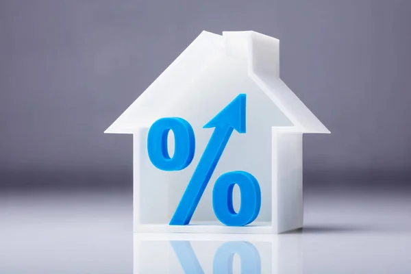 白色背景下房子模型中的蓝色百分比符号 — 图库照片