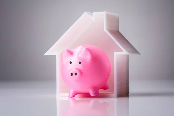 Közeli Kép Rózsaszín Piggybank Ház Modell Tükröző Íróasztal — Stock Fotó