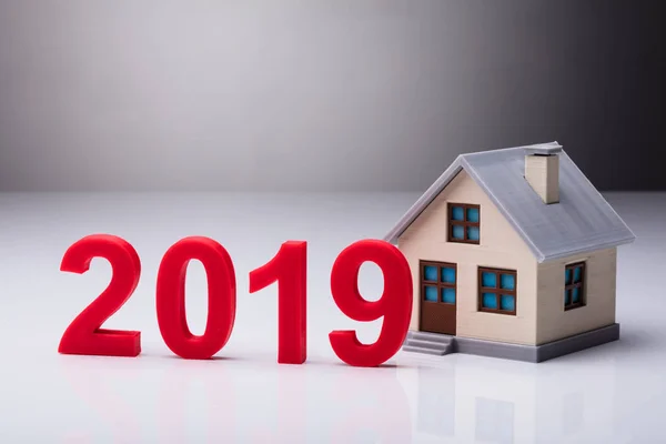 2019年除房子模型以外在反射的背景 — 图库照片
