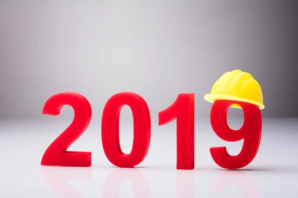 Ano 2019 Com Hardhat Amarelo Sobre Fundo Branco — Fotografia de Stock