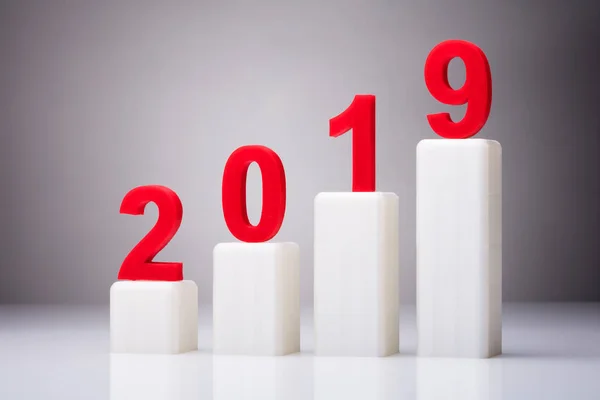 Año 2019 Con Aumento Flecha Contra Fondo Gris — Foto de Stock