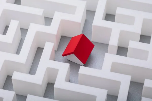 Miniature House Model Red Roof Centre White Labyrinth — Stock Photo, Image