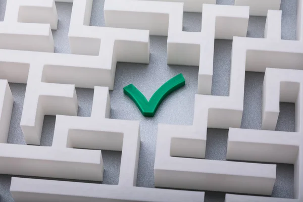 Hochwinkelansicht Des Grünen Häkchens Zentrum Des Weißen Labyrinths — Stockfoto