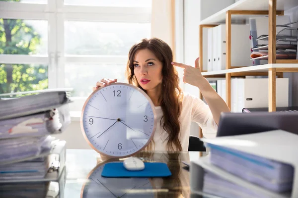 Jeune Femme Affaires Avec Horloge Faisant Geste Tir Sur Lieu — Photo